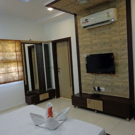 10 Blossoms Hospitality Services Ahmedabad Buitenkant foto