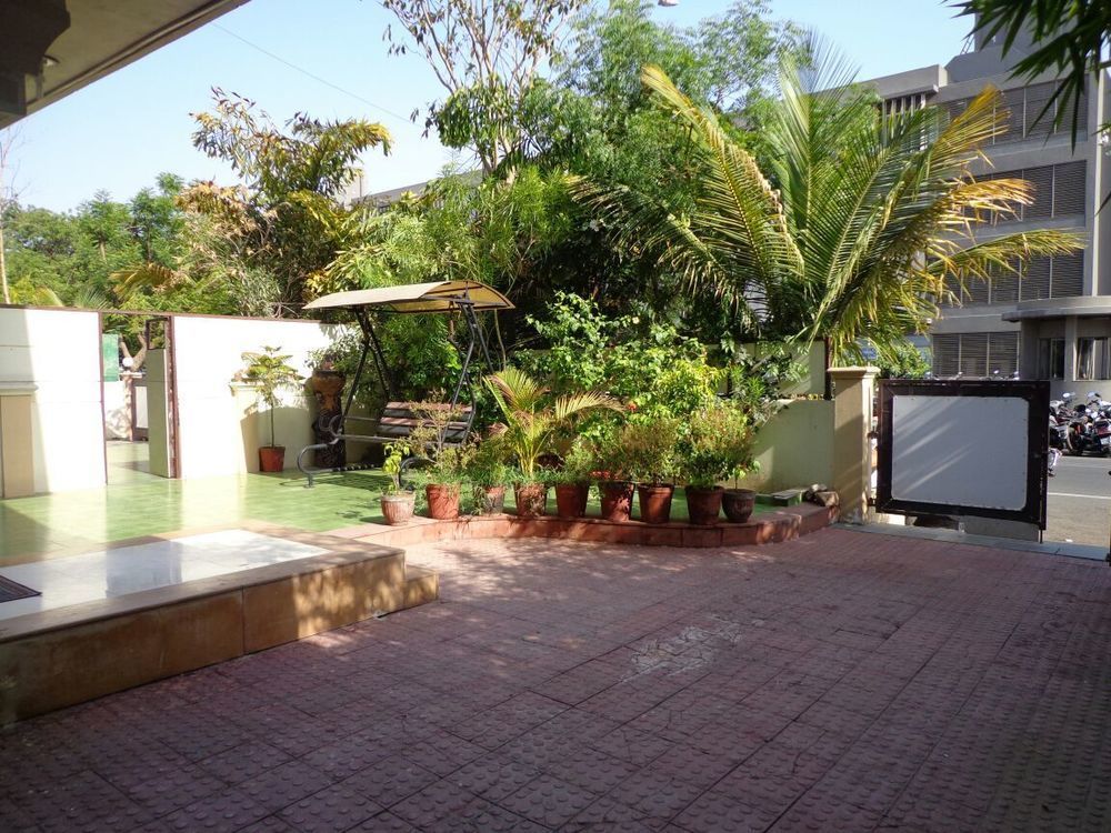 10 Blossoms Hospitality Services Ahmedabad Buitenkant foto
