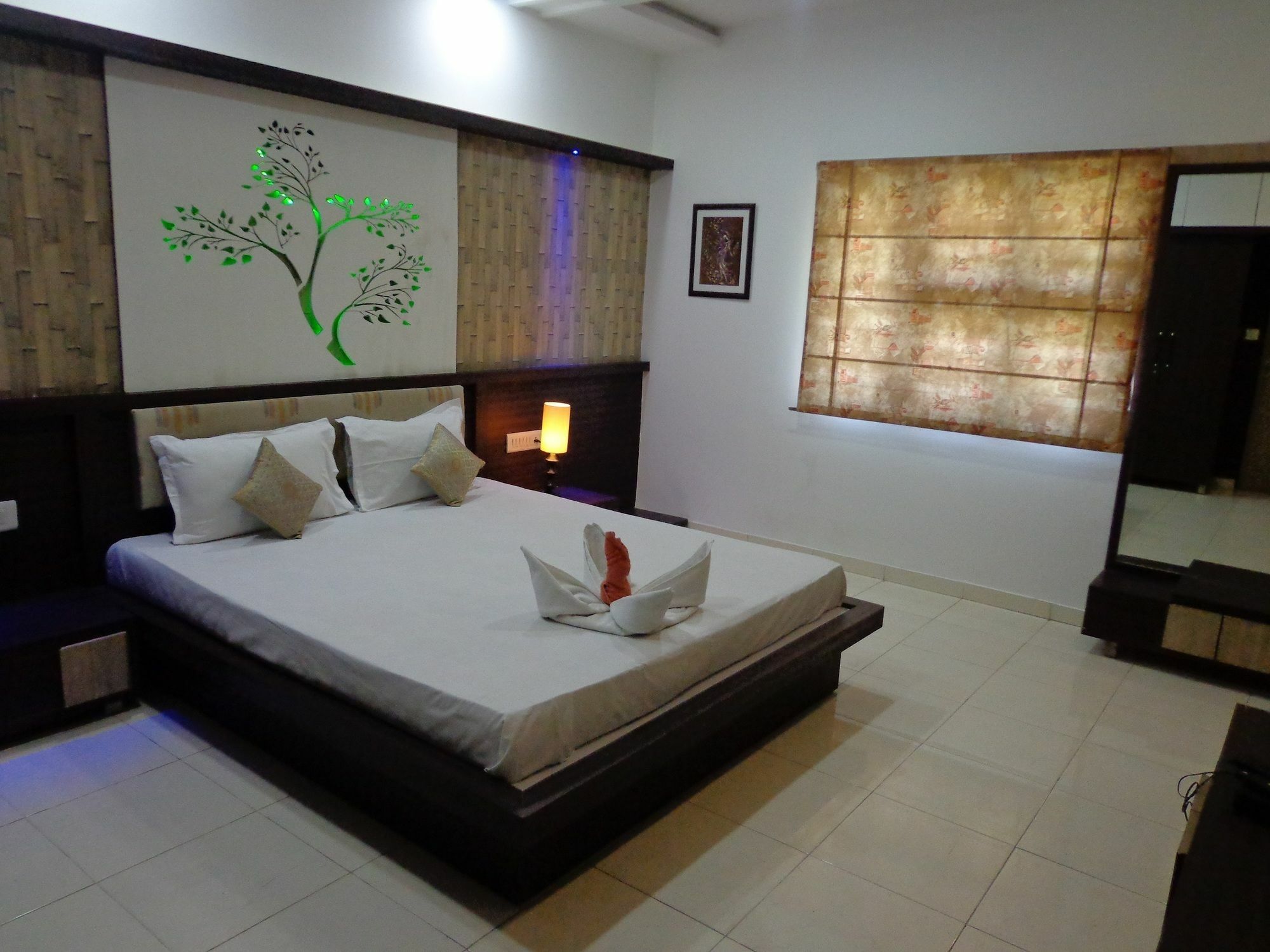 10 Blossoms Hospitality Services Ahmedabad Buitenkant foto